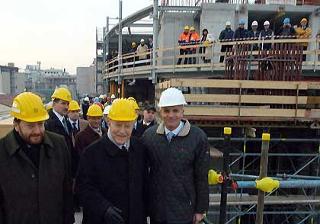Il Presidente Ciampi, nella foto con il Sindaco di Milano Gabriele Albertini ed il Sen. Riccardo Decorato, durante la visita ai cantieri della Scala