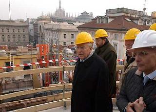 Il Presidente Ciampi accompagnato dal Sindaco Gabriele Albertini e dal Sen. Riccardo Decorato, durante la visita di ai cantiere della Scala
