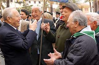 Il Presidente Ciampi, con alcuni partigiani durante la breve passeggiata in città
