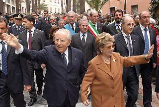 Il Presidente Ciampi con la signora Franca durante la breve passeggiata in città