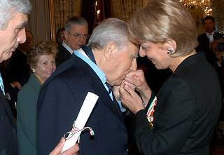 Il Presidente Ciampi con la Signora Gemma Capra, vedova del Commissario Capo, Luigi Calabresi, dopo aver ricevuto la Medaglia d'Oro al Valor Civile alla memoria