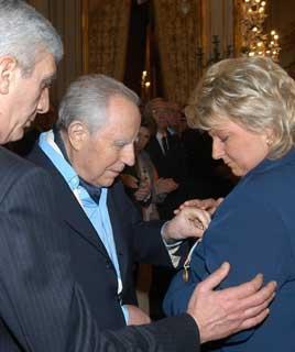 Il Presidente Ciampi consegna le Medaglia d'Oro al Valor Civile alla mamma dell'Agente Stefano Biondi, Signora Edoarda Zavalloni