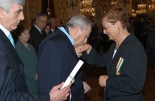 Il Presidente Ciampi con la Signora Silvana Santori, vedova dell'Appuntato Giovanni Ceravolo, dopo aver ricevuto la Medaglia d'Oro alla Memoria al Merito Civile