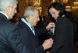 Il Presidente Ciampi consegna la Medaglia d'Oro al Valor Civile alla memoria, alla Signora Filomena Palumbo, figlia della Guardia, Prisco Palumbo