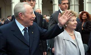 Il Presidente Ciampi in compagnia della moglie Franca all'arrivo nel cortile d'onore per assistere al concerto organizzato per la Festa della Repubblica