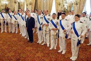 Il Presidente Ciampi con il Capo di Stato Maggiore della Marina Sergio Biraghi insieme alla delegazione della Marina Militare, in occasione della loro Festa