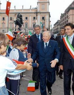 Il Presidente Ciampi con il Sindaco della città Roberto Reggi in Piazza Cavalli.