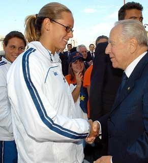 Il Presidente Ciampi saluta le olimpioniche Federica Pellegrino e Tania Di Mario al termine della cerimonia in occasione dell'apertura dell'anno scolastico 2004-2005