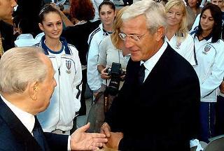 Il Presidente Ciampi si intrattiene con Marcello Lippi, al termine della cerimonia in occasione dell'apertura dell'anno scolastico 2004-2005