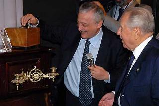 Il Presidente Ciampi al termine della visita della mostra &quot;Gli Anni della Radio 1924-2004&quot;, accompagnato dal Direttore di Radio Rai Marcello Del Bosco