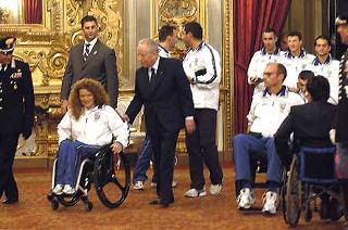 Il Presidente Ciampi con gli Atleti Paralimpici vincitori ad Atene, al termine dell'incontro al Quirinale