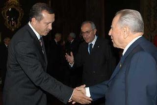 Il Presidente Ciampi con Recep Tayyp Erdogan, Primo Ministro della Repubblica di Turchia, in occasione della colazione in onore dei partecipanti alla Firma del Trattato che istituisce una Costituzione Europea