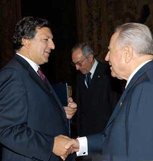 Il Presidente Ciampi con Jose' Manuel Durao Barroso, Presidente designato della Commissione Europea, in occasione della colazione in onore dei partecipanti alla Firma del Trattato che istituisce una Costituzione Europea