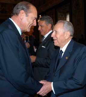 Il Presidente Ciampi con Jacques Chirac, Presidente della Repubblica Francese, in occasione della colazione in onore dei partecipanti alla Firma del Trattato che istituisce una Costituzione Europea