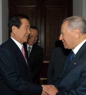 Il Presidente Ciampi con Kim Dae-jung, Premio Nobel per la Pace, in occasione dell'apertura del 5° Summit Mondiale dei Premi Nobel Per la Pace