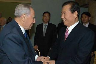 Il Presidente Ciampi con Kim Dae-jung, Premio Nobel Per la Pace in occasione del 5° Summit Mondiale dei Premi Nobel Per la Pace