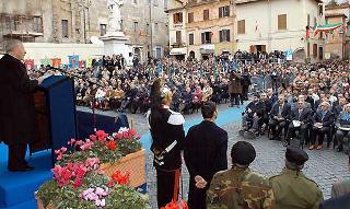Il Presidente Ciampi durante il suo intervento in occasione del 60° Anniversario della Resistenza, della Guerra di Liberazione e dell'eccidio di 11 Martiri della Libertà
