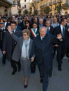 Il Presidente Ciampi in compagnia della moglie Franca, durante la breve passeggiata nel centro storico cittadino