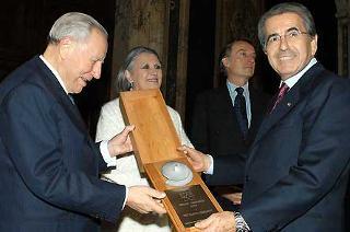 Il Presidente Ciampi consegna il &quot;Premio Leonardo&quot; al Cav. Lav. Vittorio Merloni, in occasione della cerimonia al Quirinale