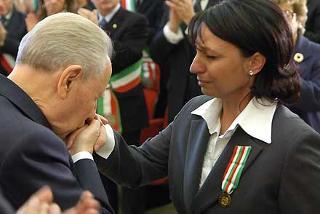 Il Presidente Ciampi con la signora Colomba Orzini, vedova di Gianni Orzini, insignita della Medaglia d'Oro al valor Civile, nel corso dell'incontro con le Autorità civili, militari, religiose.