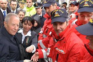 Il Presidente Ciampi, a fianco la Signora Colomba Orzini, vedova di Gianni Orzini, tra i colleghi del marito della Protezione Civile