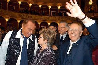 Il Presidente Ciampi, in compagnia della moglie Franca e del Segretario generale del Quirinale Gaetano Gifuni, al Teatro dell'Opera per gli 80 anni della Radio, celebrati da &quot;Renzo Arbore e l'Orchestra Italiana&quot;