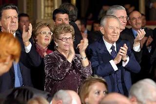Il Presidente Ciampi e la moglie Franca, nella foto con il Segretario generale del Quirinale e la moglie Adriana, applaudono Renzo Arbore e la sua Orchestra Italiana, al termine della spettacolo, al Teatro dell'Opera, per gli 80 anni della Radio
