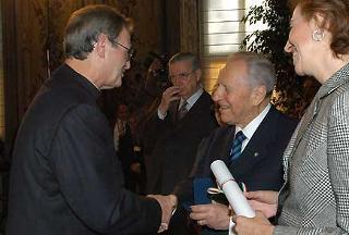 Il Presidente della Repubblica Carlo Azeglio Ciampi consegna la Medaglia d'Oro a Mons. Massimo Magagnin