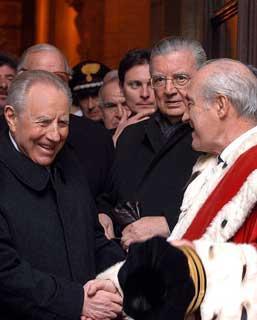 Il Presidente Ciampi, a fianco il Segretario generale del Quirinale Gaetano Gifuni, saluta il Procuratore Generale della Corte Suprema di Cassazione Francesco Favara, al termine della cerimonia inaugurale dell'Anno Giudiziario 2005 della Corte Suprema di Cassazione