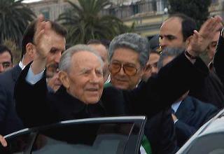 Il Presidente Ciampi al suo arrivo in città, risponde al saluto della cittadinanza