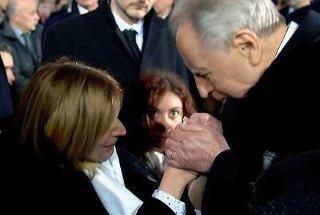 Il Presidente Ciampi, conforta la Signora Rosa Maria, durante i funerali di Stato del marito Nicola Calipari, il Dirigente del SISMI, morto per salvare la Giornalista Giuliana Sgrena dopo averla liberata a Bagdad
