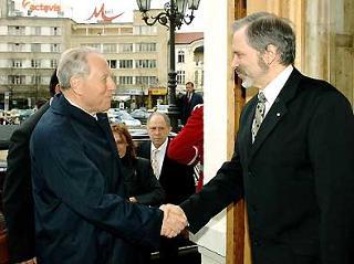 Il Presidente Ciampi al suo arrivo alla sede dell'Assemblea Nazionale, accolto dal Presidente Borislav Velikov