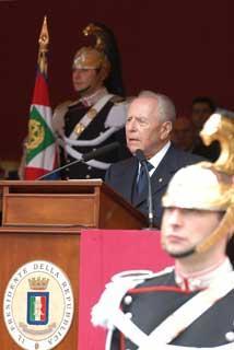 Il Presidente Ciampi durante la cerimonia di consegna delle Medaglie d'Oro al Merito Civile nella ricorrenza del 60° anniversario della Liberazione