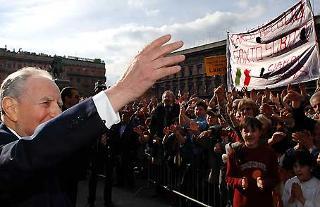 Il Presidente Ciampi in Piazza del Duomo, al termine del suo intervento, risponde al saluto dei cittadini