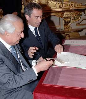 Il Presidente della Società Dante Alighieri Bruno Bottai ed il Presidente dell'ICE Beniamino Quintieri, durante la firma dell'accordo quadro di partenariato tra i due Enti per la diffusione della lingua italiana nel mondo