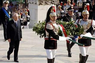 Il Presidente Ciampi, all'Altare della Patria, rende omaggio al Milite Ignoto, in occasione della Festa della Repubblica