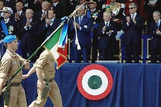 Il Presidente Ciampi, insieme alle Alte Cariche Istituzionali dello Stato applaude al passaggio della bandiera del corpo dell'Aviazione leggera, listata a lutto, per il recente incidente dei nostri militari nei pressi di Nassiriya