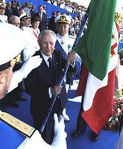 Il Presidente Ciampi, alla Festa della Marina, consegna la Bandiera di Guerra al Comando delle Forze Aeree della Marina Militare
