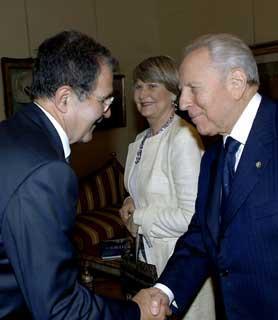 Il Presidente Ciampi con Romano Prodi, al centro della foto la Signora Eleonora, moglie di Beniamino Andreatta, in occasione della presentazione del volume &quot;La riforma dell'ONU&quot;