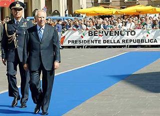 Il Presidente Ciampi, accompagnato dal Consigliere Militare Giovanni Mocci al suo arrivo in Piazza Martiri della Libertà, passa in rassegna un reparto schierato.