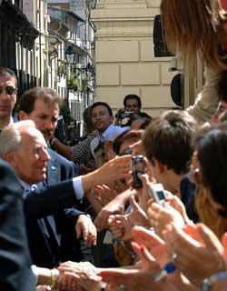 Il Presidente Ciampi salutato dai cittadini abruzzesi lungo Corso San Giorgio.