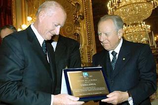 Il Presidente Ciampi consegna il Premio &quot;Credere nella Ricerca&quot; a Giovanni Maggioni, VicePresidente di Esselunga in occasione della Giornata Nazionale per la Ricerca sul Cancro