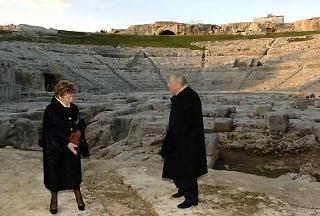 Il Presidente Ciampi con la moglie Franca durante la visita al Teatro Greco di Siracusa