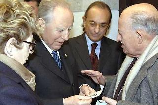 Il Presidente Ciampi con la moglie Franca, il Prefetto di Palermo Giosuè Marino e il Signor Livatino, durante l'incontro con i familiari dei Magistrati vittime della mafia
