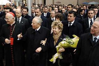 Il Presidente Ciampi, in compagnia della moglie Franca, del Cardinale De Giorgi e del Ministro La Loggia, al suo arrivo su Piazza della Memoria