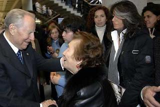 Il Presidente Ciampi, al Palazzo di Giustizia, con alcuni dei familiari di vittime della mafia