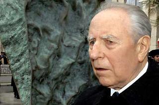 Il Presidente Ciampi davanti al &quot;Ceppo&quot; che ricorda i Magistrati vittime della mafia