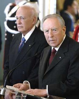Il Presidente Ciampi con il Presidente della Repubblica Ellenica Karolos Papoulias, durante le dichiarazioni alla stampa