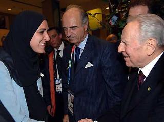 Il Presidente Ciampi si intrattiene con la componente del CIO egiziana, Rania Elwani, in occasione dell'incontro all'Auditorium del Lingotto