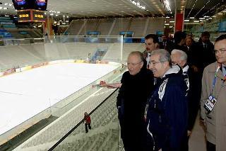 Il Presidente Ciampi, nella foto con l'Ing. Domenico Arcidiacono, Capo dell'Ufficio Esecutivo, durante la visita allo Stadio del ghiaccio